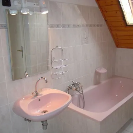 Kondor Vendeghaz Guest house